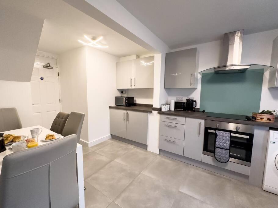 Immaculate 5 Bedroom House Рокингем Экстерьер фото